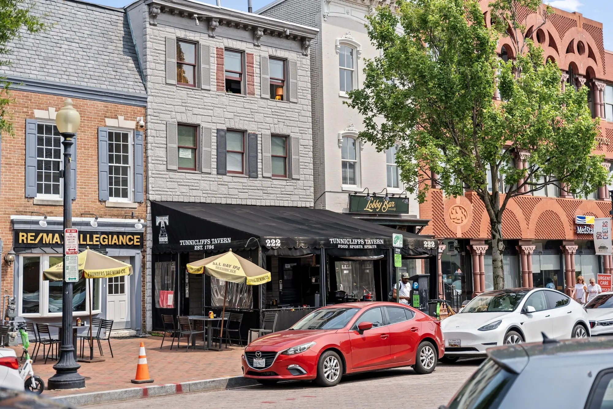 Washington DC real estate photography – Capitol Hill street with Tunnicliff’s Tavern and RE/MAX office
